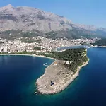 With A Parking Space - 6640 Макарска