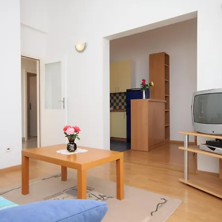 Apartman With A Parking Space - 6640 Makarska
