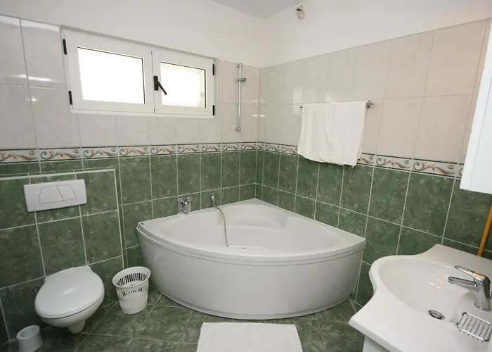 With A Parking Space - 6640